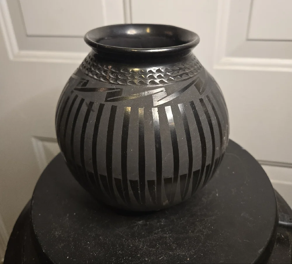 Tomasa Mora Mata Ortiz Black Pottery Ceramic Vase Signed